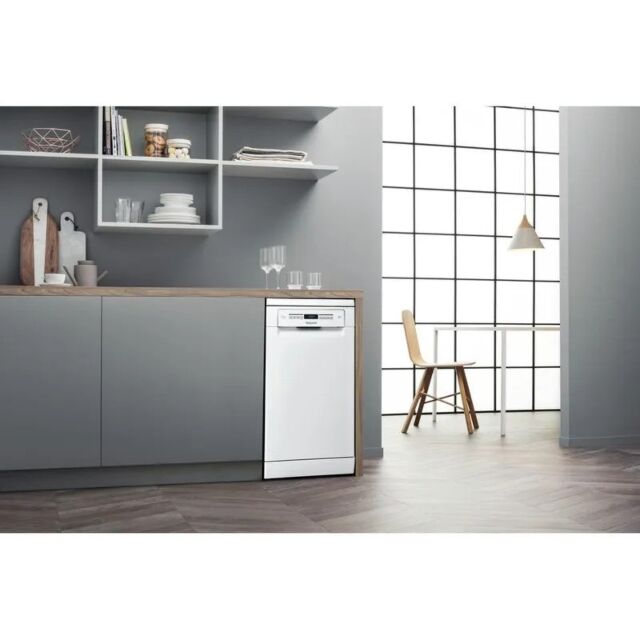 Hotpoint HSFO 3T223 W UK N White Slimline Dishwasher