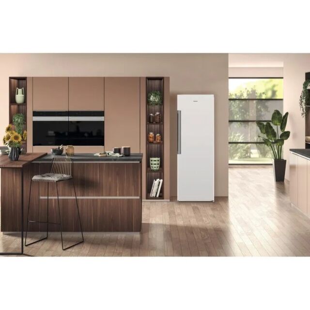 Hotpoint SH6A2QWR White Upright Larder